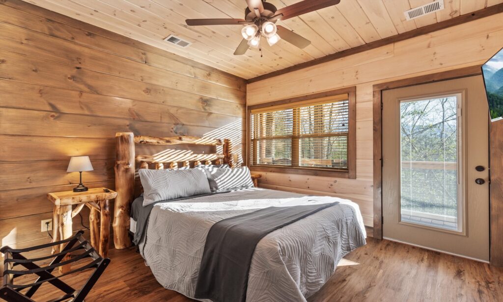 1 Queen Bed